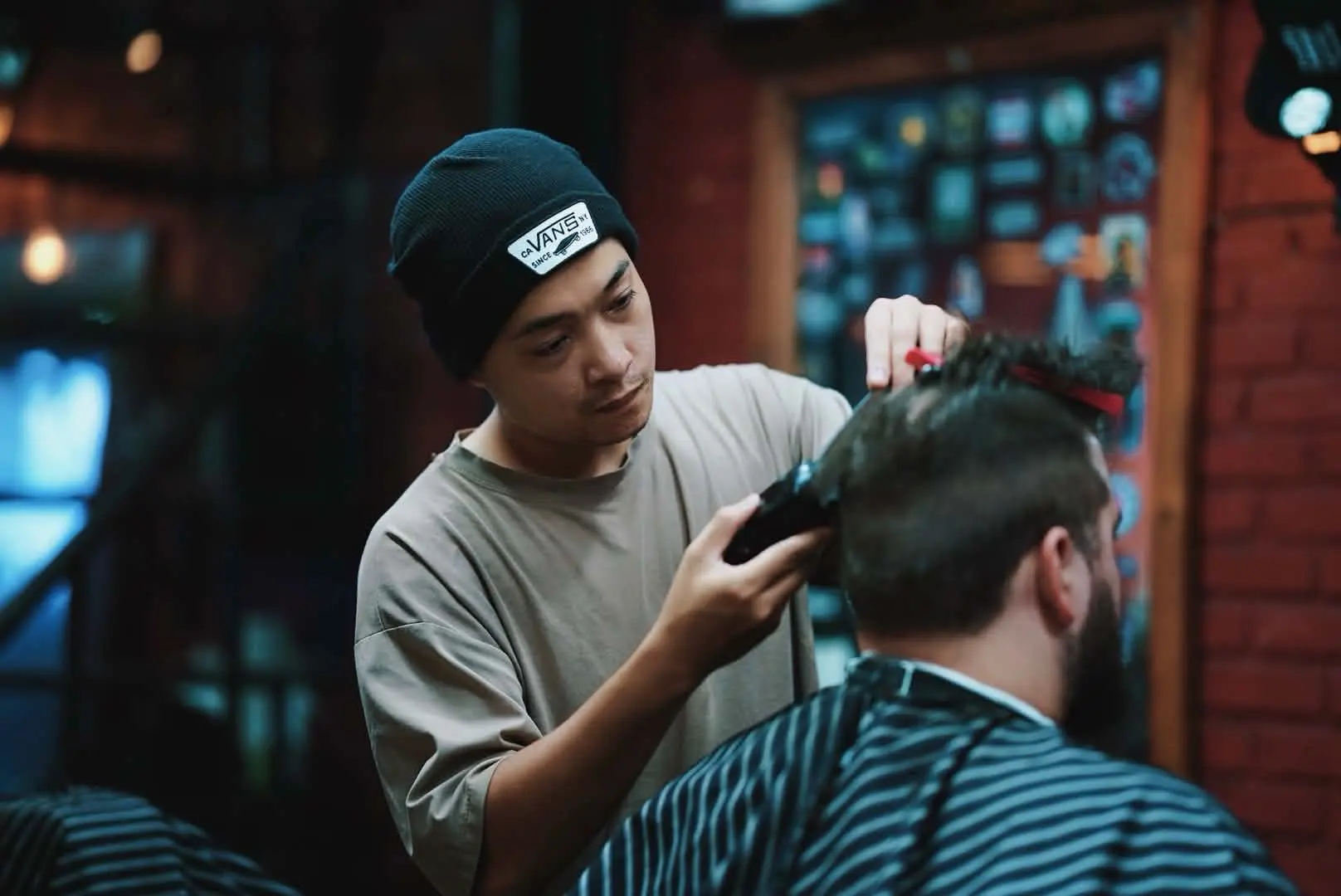Khách hàng hài lòng với bộ tóc cornrow tại An Thượng